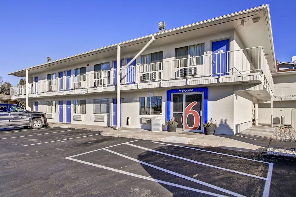 Motel 6 Green Bay main