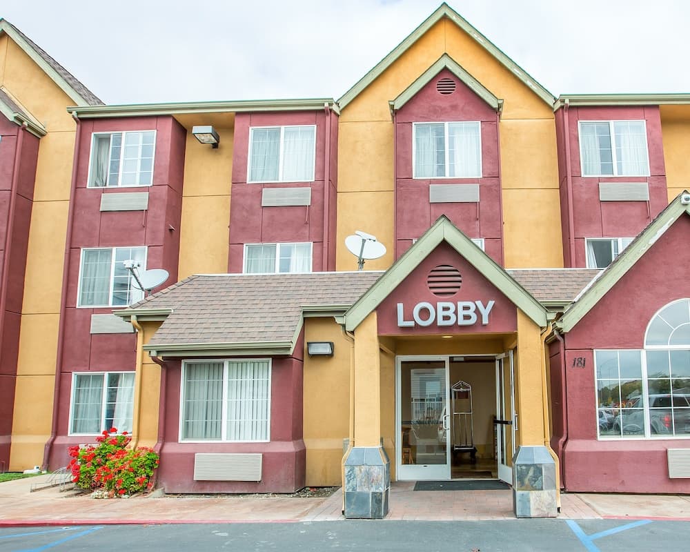 Comfort Inn & Suites main