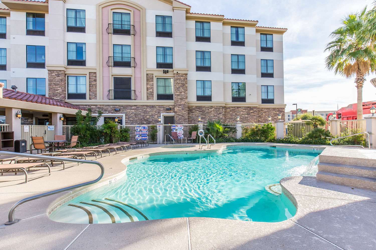 Comfort Inn & Suites main