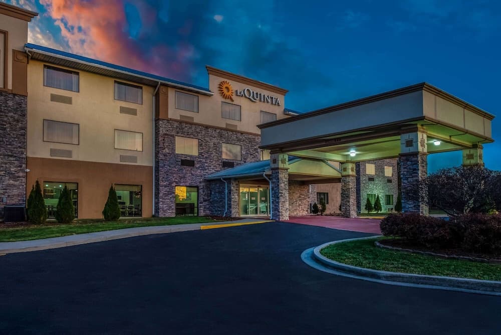 La Quinta Inn & Suites By Wyndham Fairborn Wright main