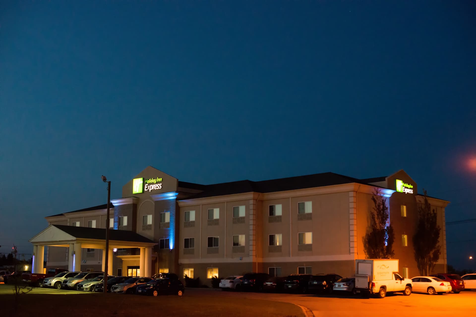 Holiday Inn Express Devils Lake main