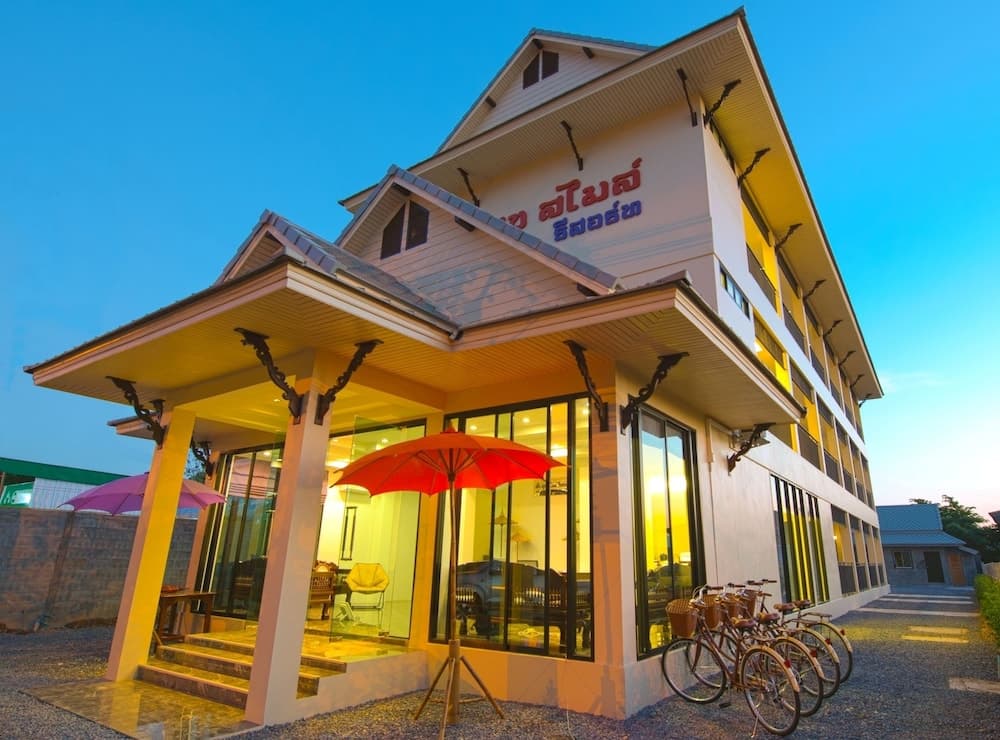 Saksuksmile Resort main