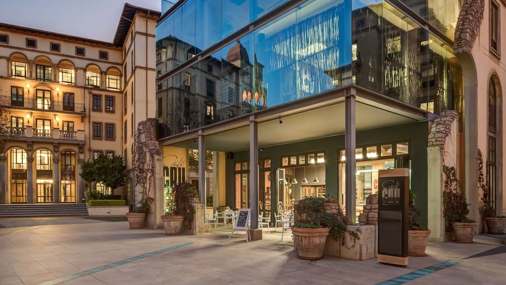 Pivot Hotel main