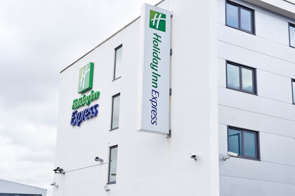 Holiday Inn Express Manchester Airport main