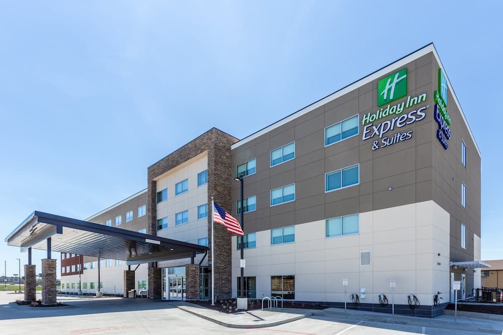 Holiday Inn Express & Suites Springfield North main