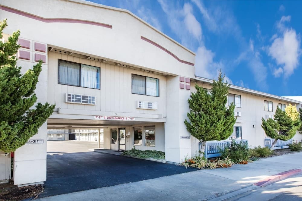 Super 8 By Wyndham Bishop main