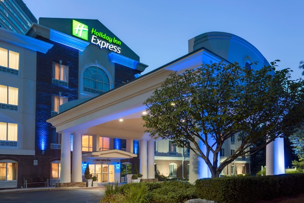 Holiday Inn Express & Suites Tower Center New Brunswick main