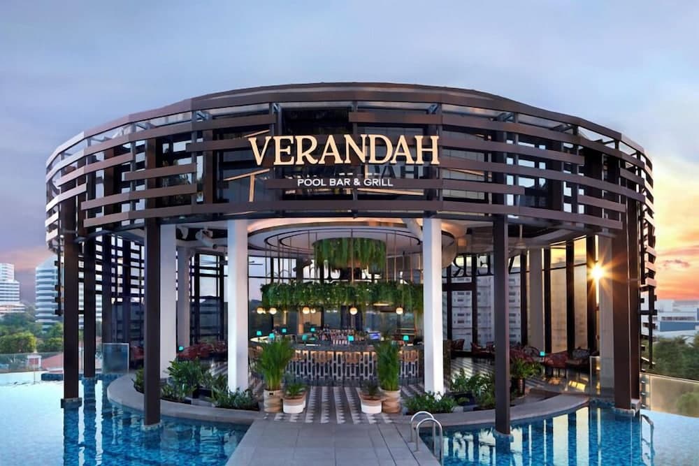 Momentus Hotel Alexandra main