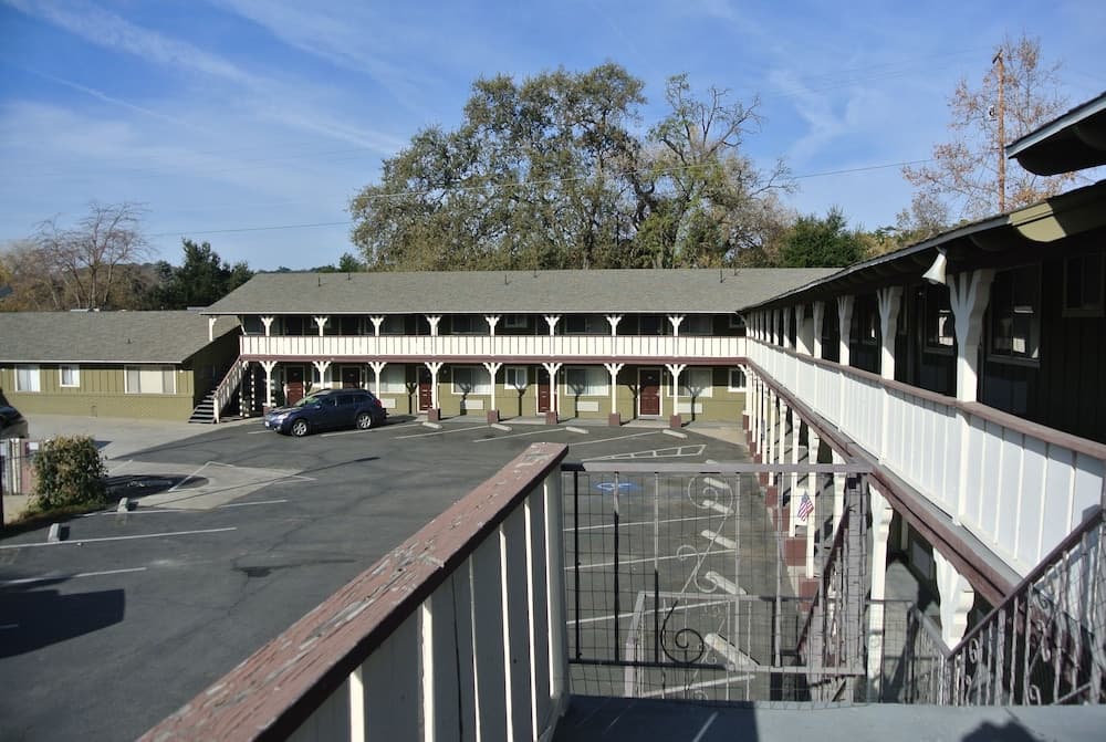 Vino Inn & Suites main