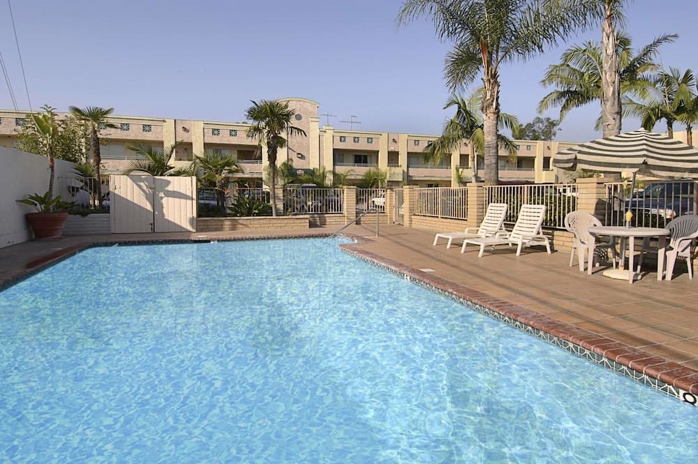 Solara Inn & Suites main