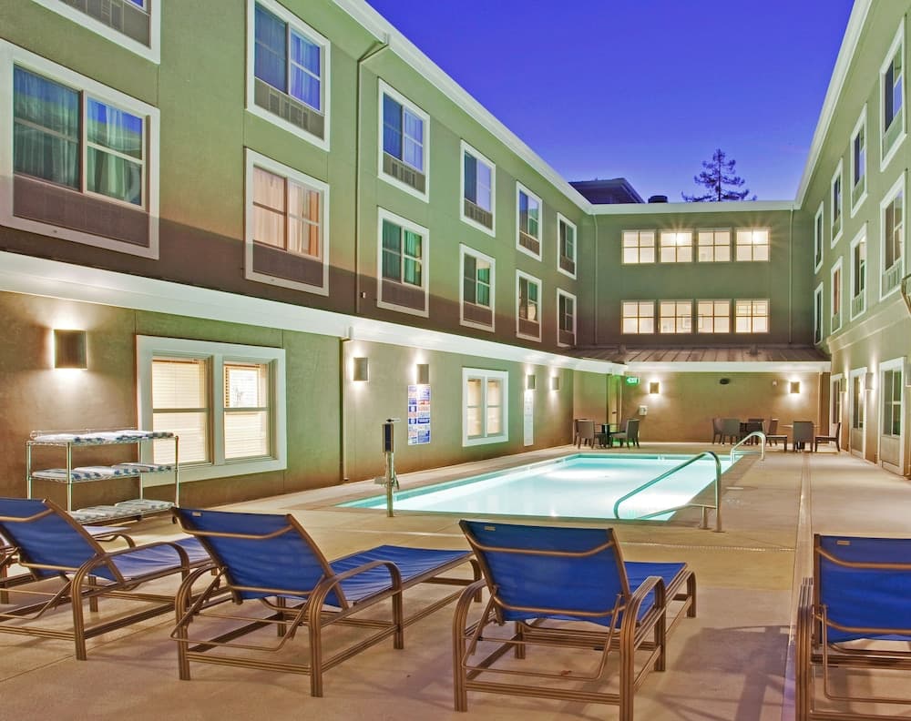 Holiday Inn Express & Suites Santa Cruz main