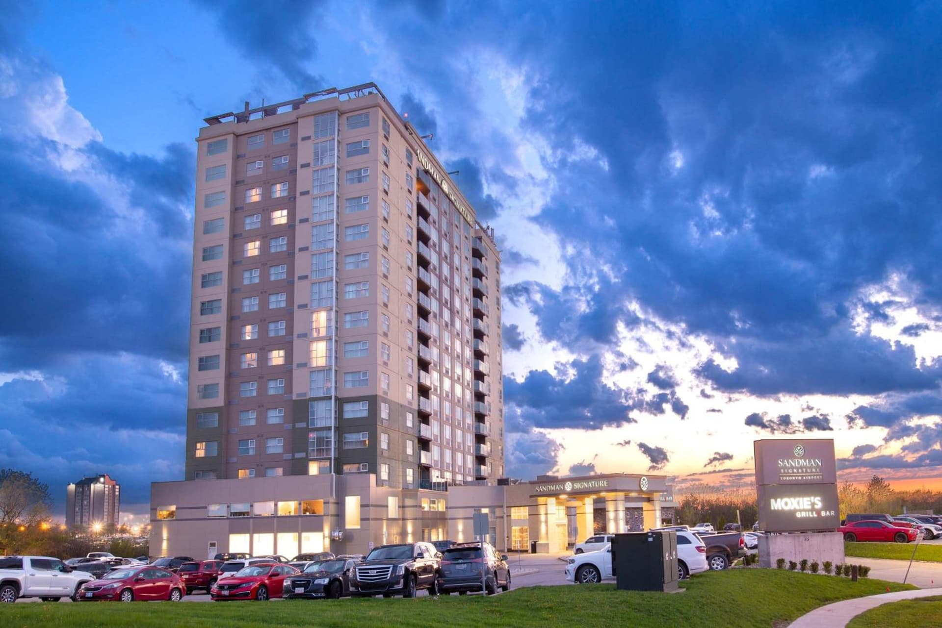 Sandman Signature Hotel Toronto Airport main