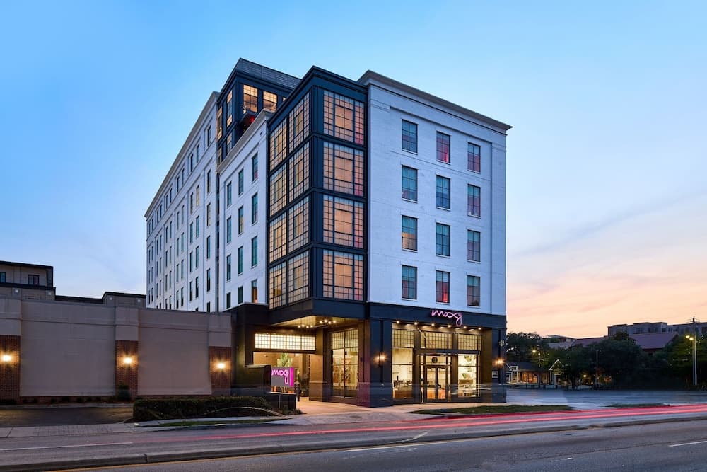 Moxy Charleston Downtown main