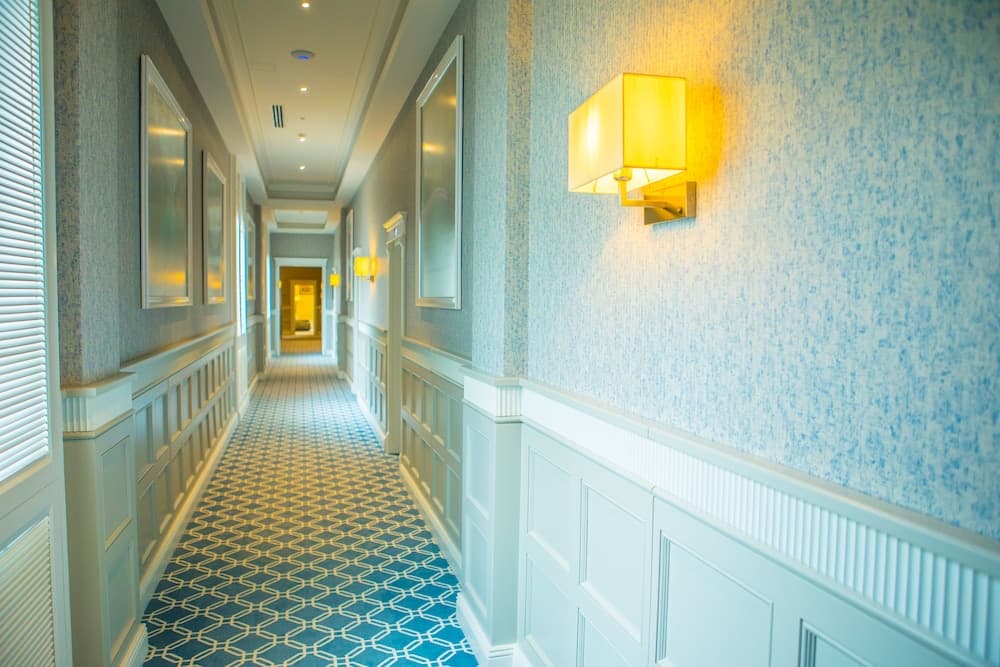 Promenade Hotel main