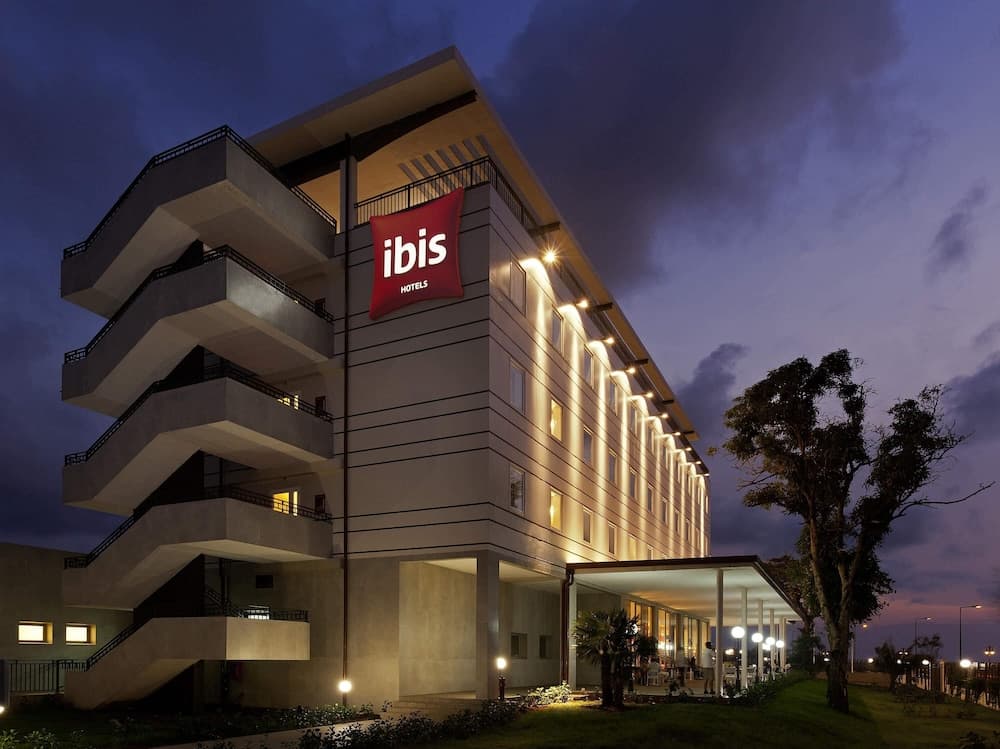 ibis Bata Hotel main