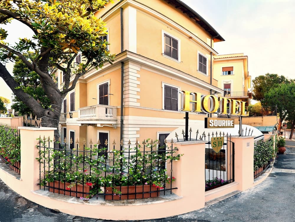 Sourire Hotel main