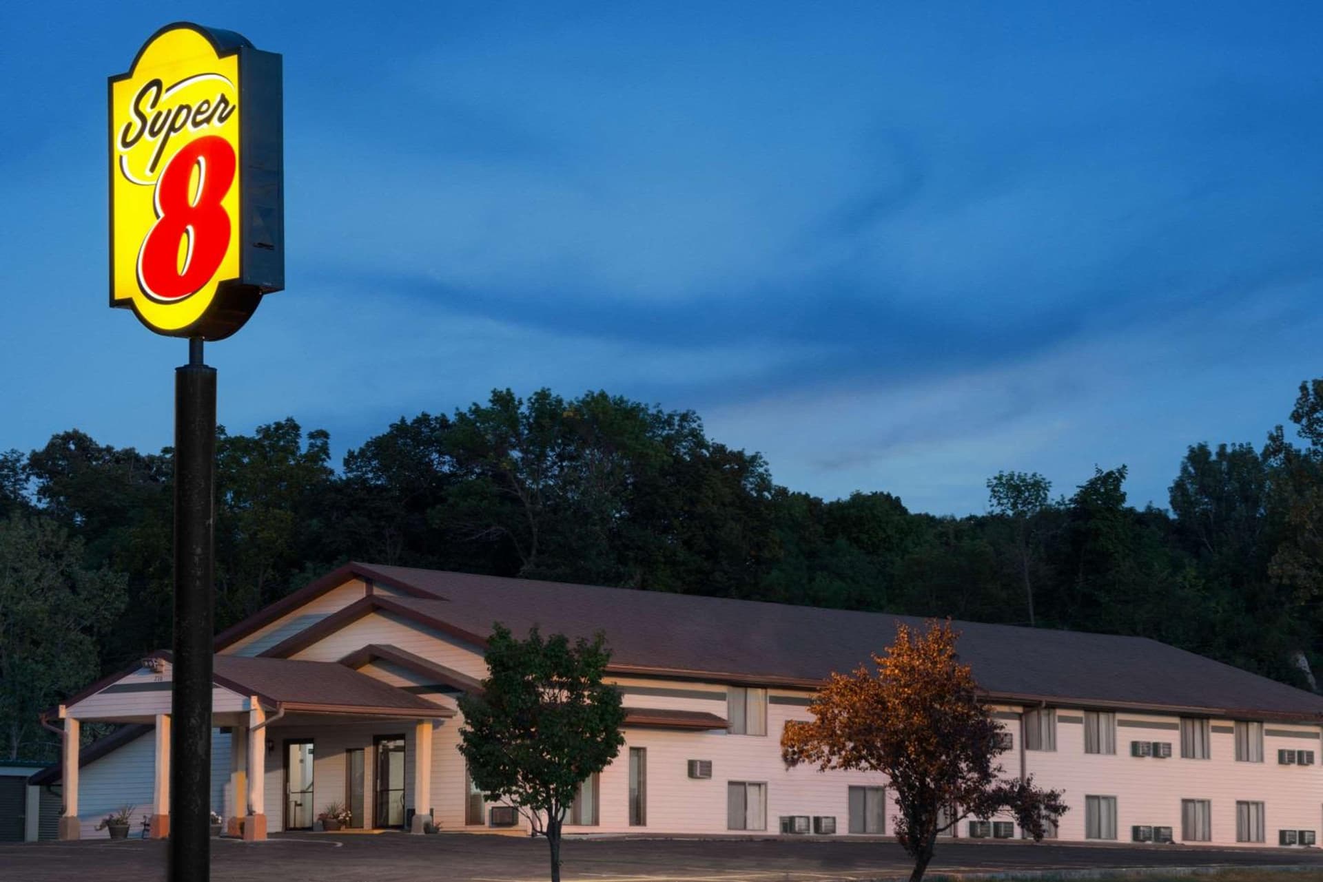 Super 8 By Wyndham Algona main