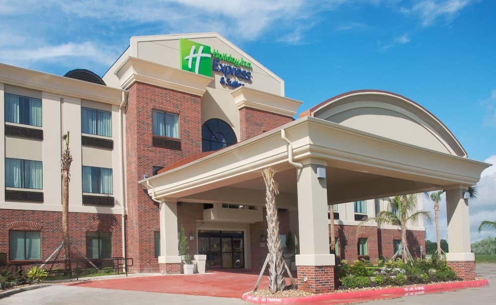 Holiday Inn Express And Suites Winnie main