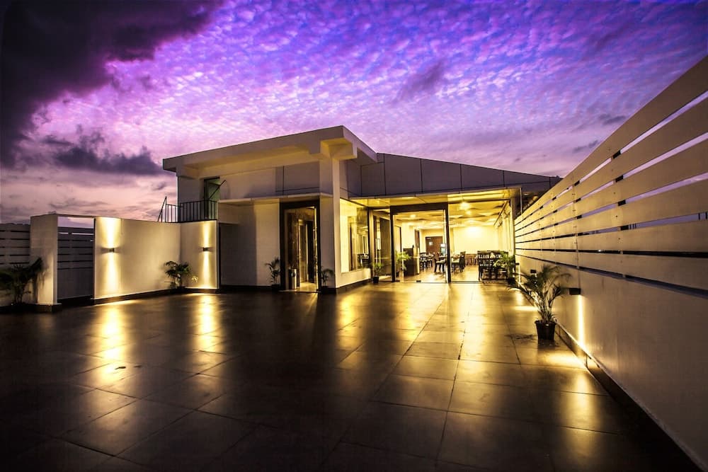 J Hotel main