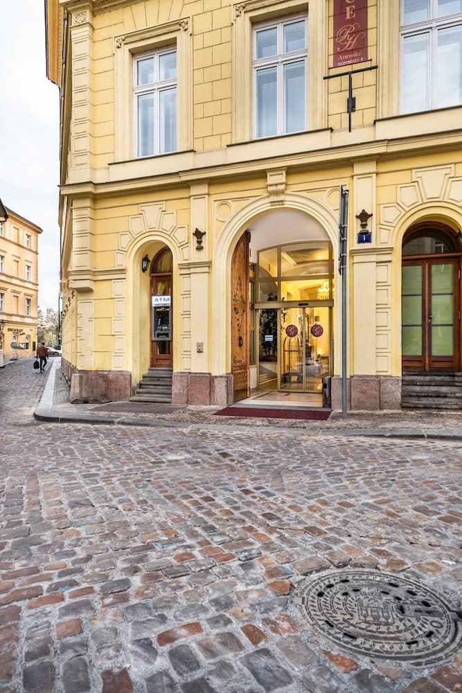Charles Bridge Palace main