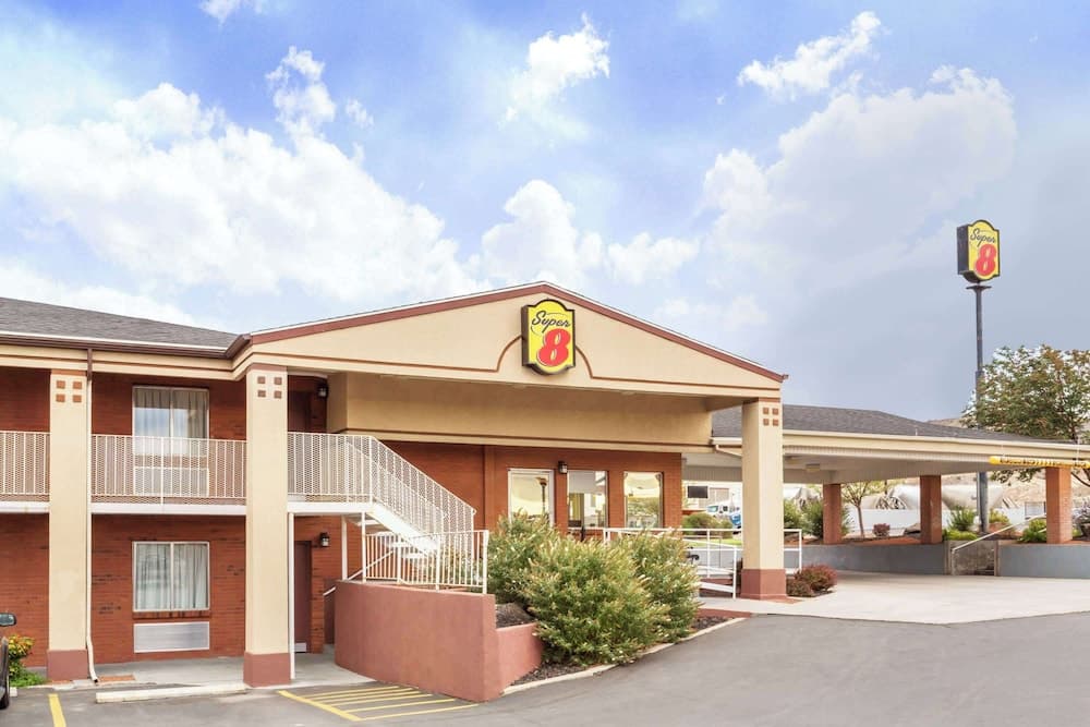 Super 8 By Wyndham Salina/Scenic Hills Area main