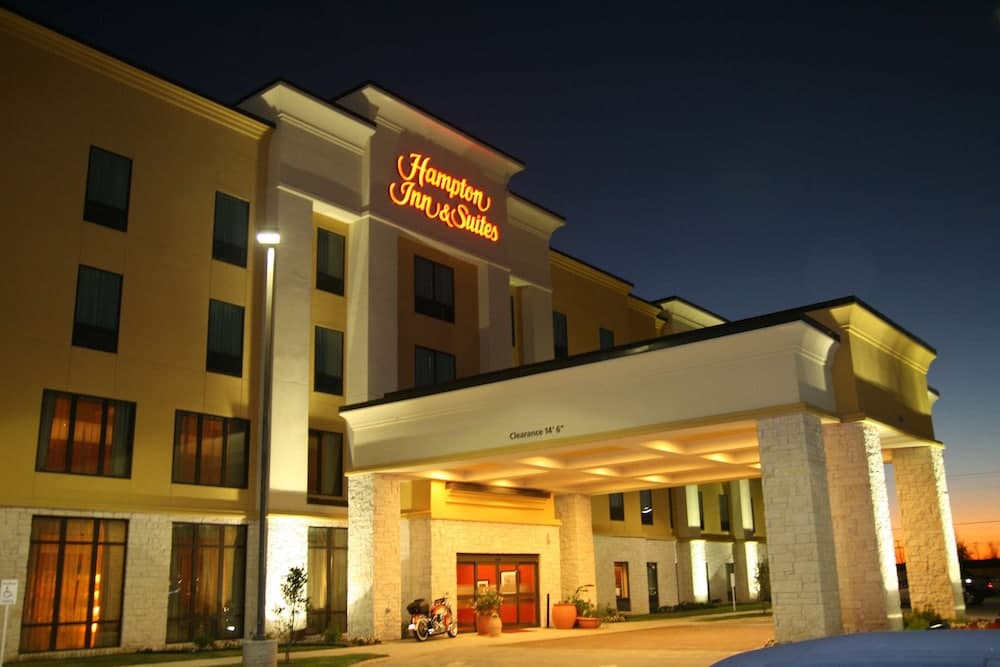 Hampton Inn & Suites Bastrop main