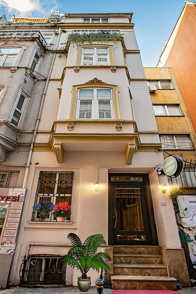 La Pazza Suites