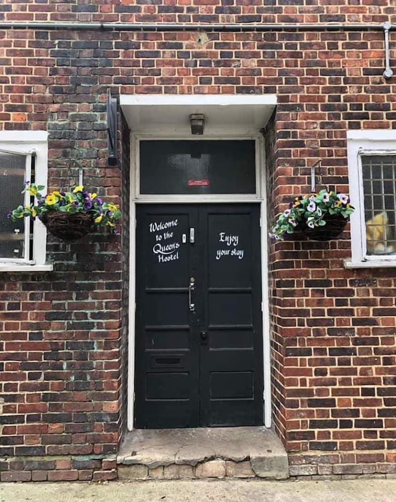 The Queens Hostel (Adults Only)
