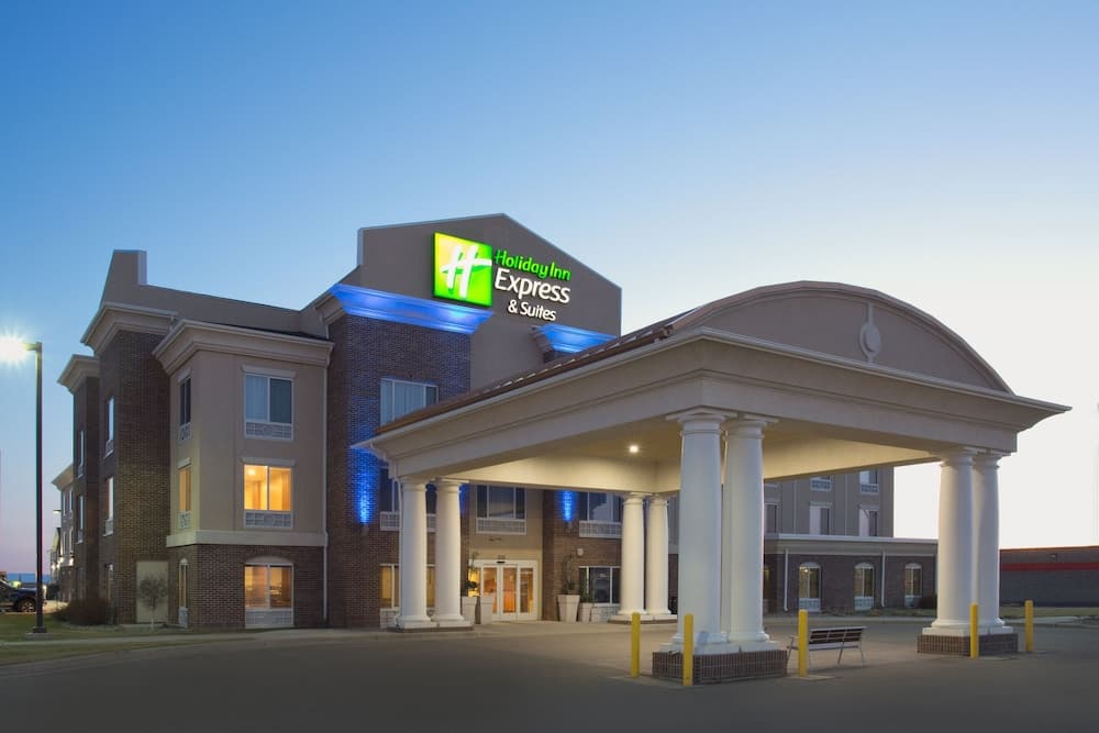 Holiday Inn Express And Suites Minot main