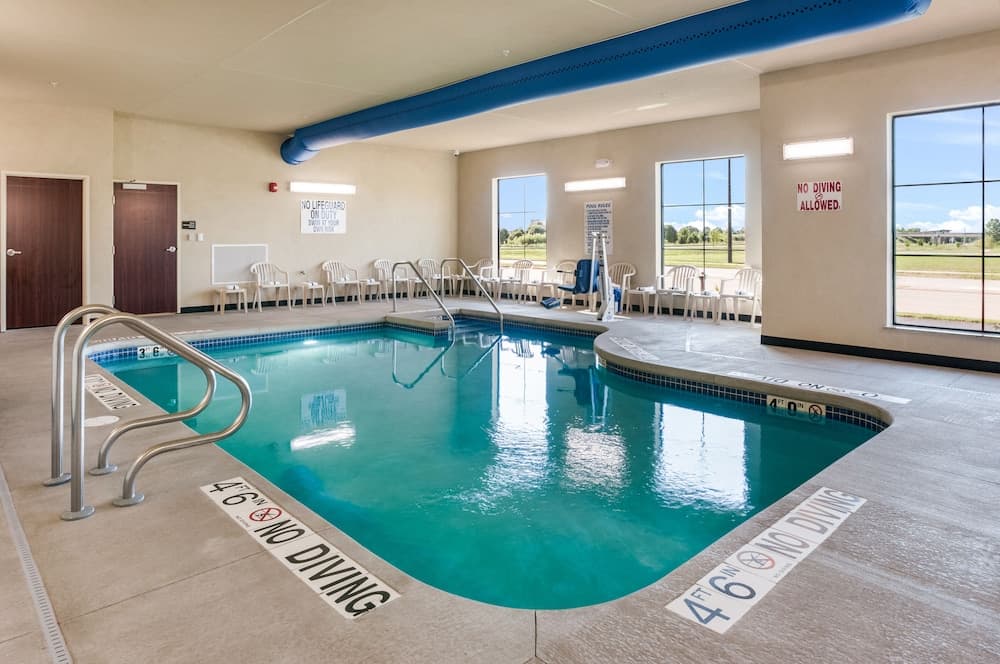 Cobblestone Hotel & Suites - Appleton International Airport