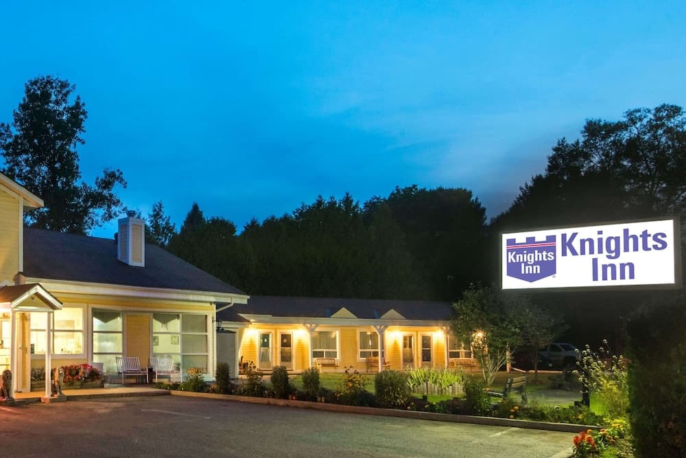 Knights Inn Bracebridge main