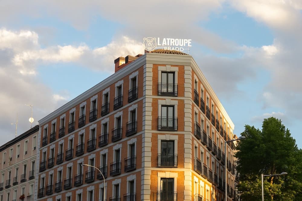 Latroupe Prado Hostel main