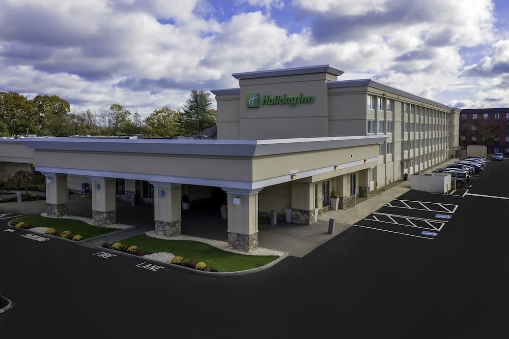 Holiday Inn & Suites Boston-Peabody main