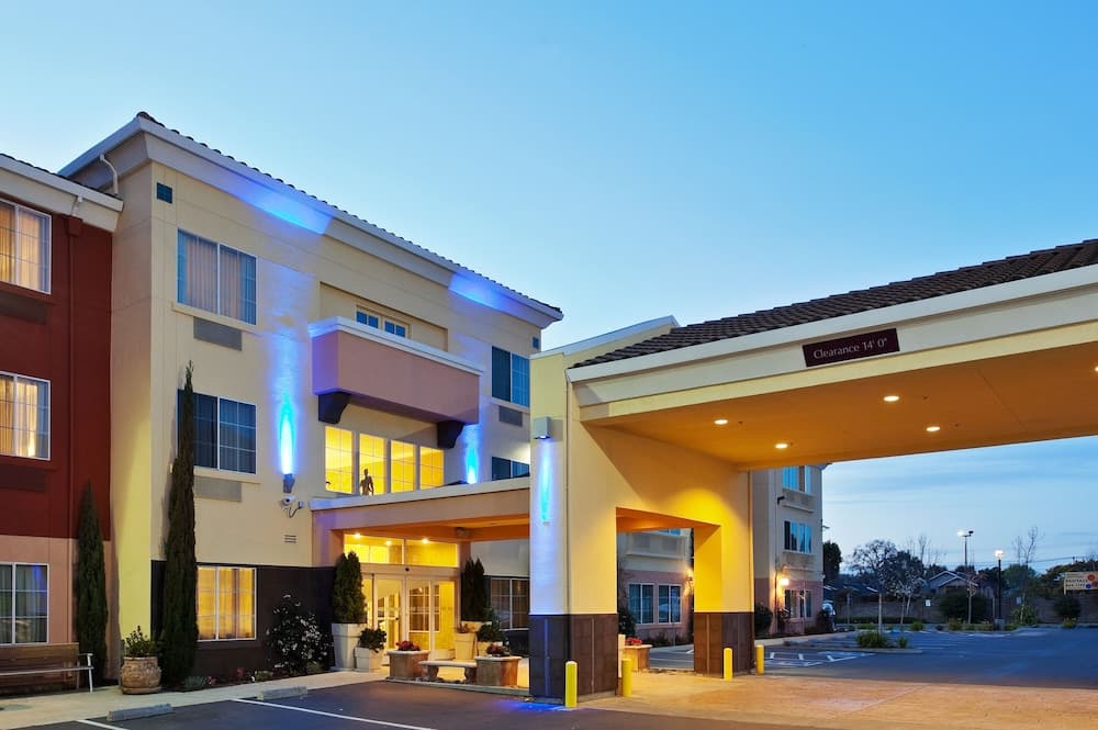 Holiday Inn Express & Suites Berkeley main