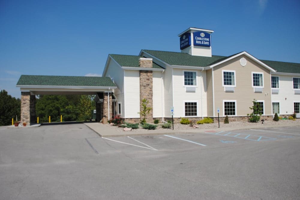 Cobblestone Hotel & Suites - Charlestown In main