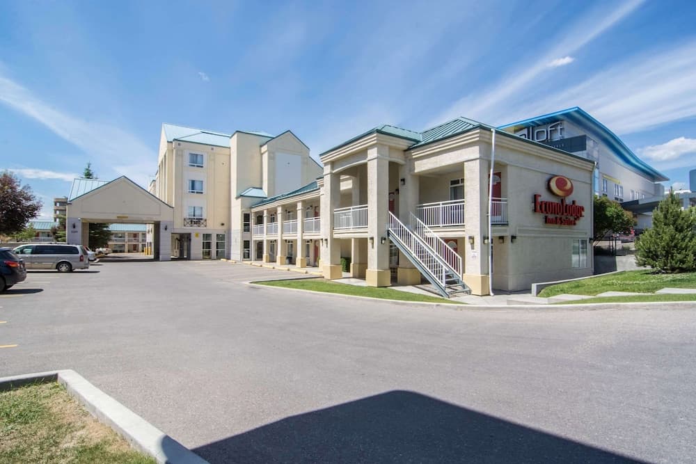 Econo Lodge Inn & Suites University main