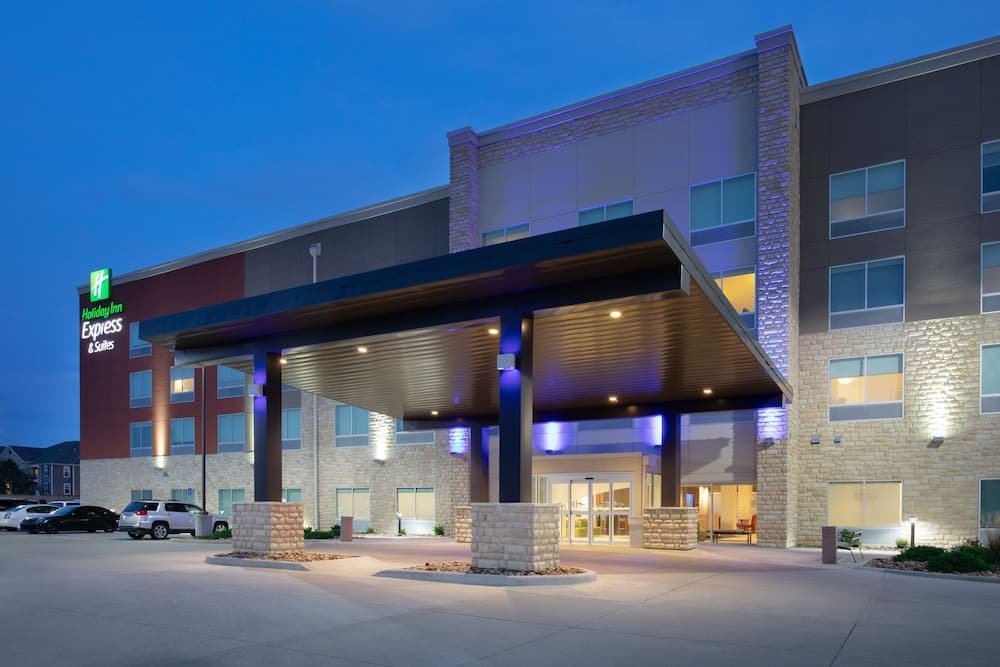 Holiday Inn Express And Suites Great Bend main