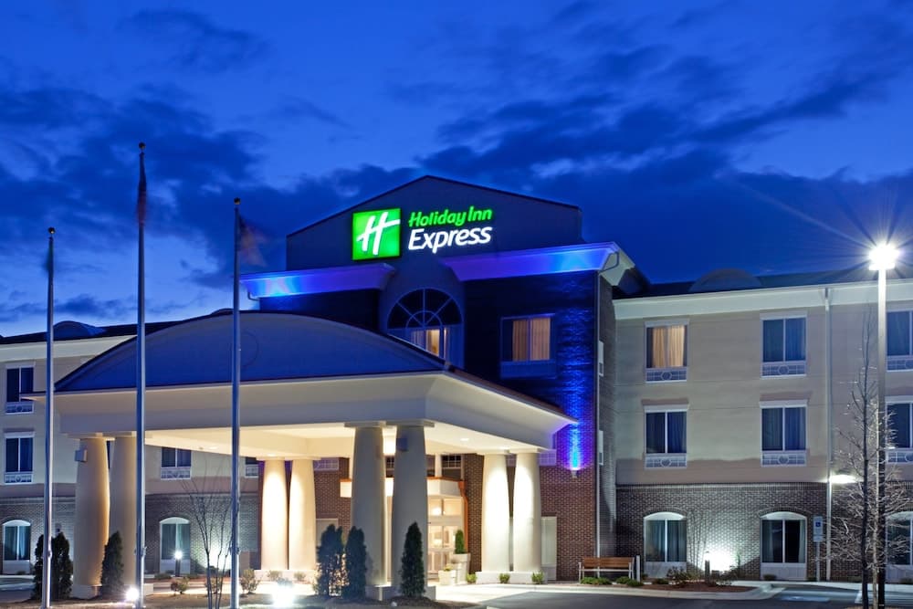 Holiday Inn Express Pembroke main