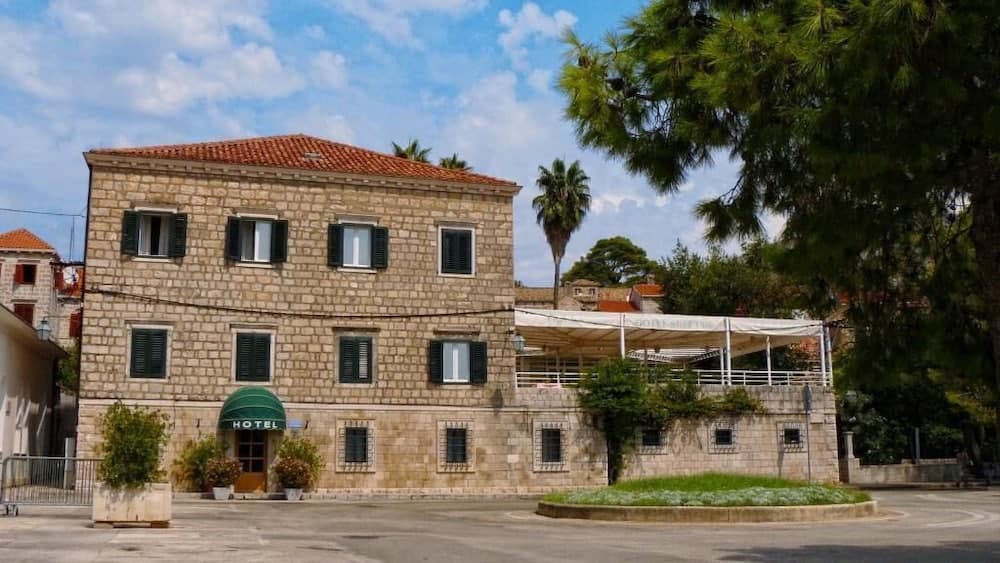 Supetar Cavtat main