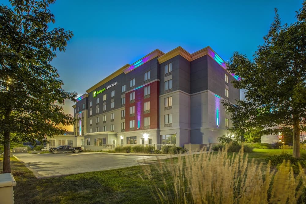 Holiday Inn Express & Suites Woodstock South main