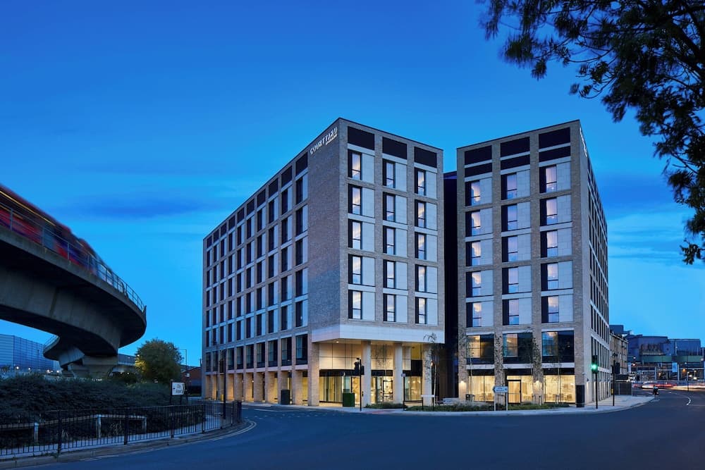 Courtyard By Marriott London City Airport main