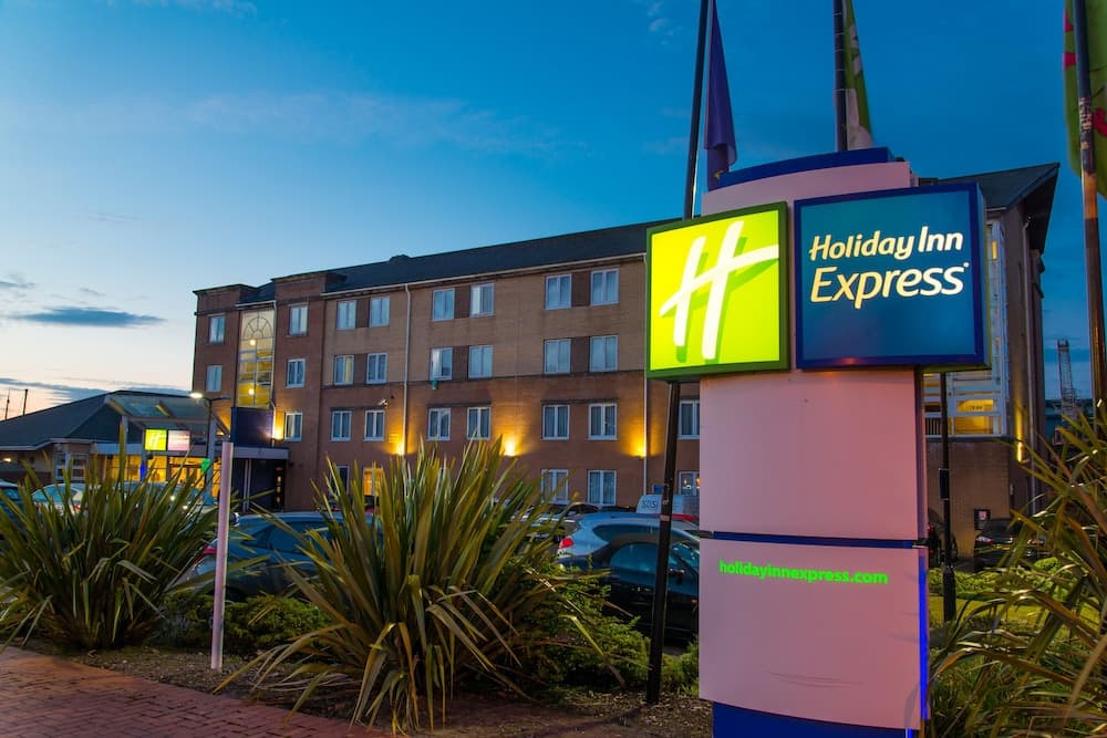 Holiday Inn Express Cardiff Bay main