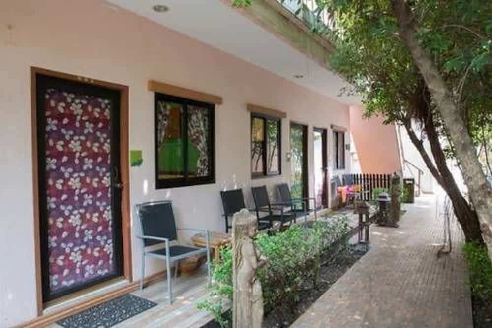Ploy Khumthong Boutique Resort main