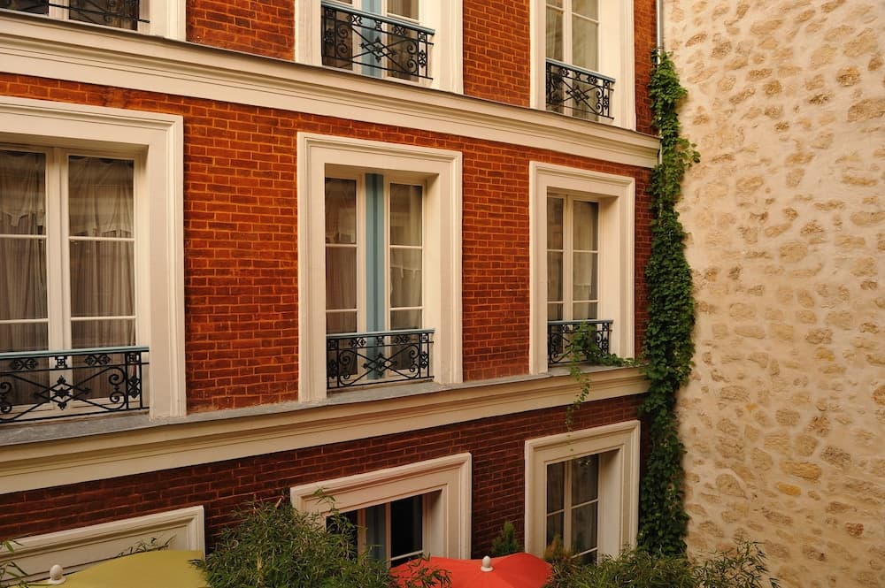 Les Patios du Marais main
