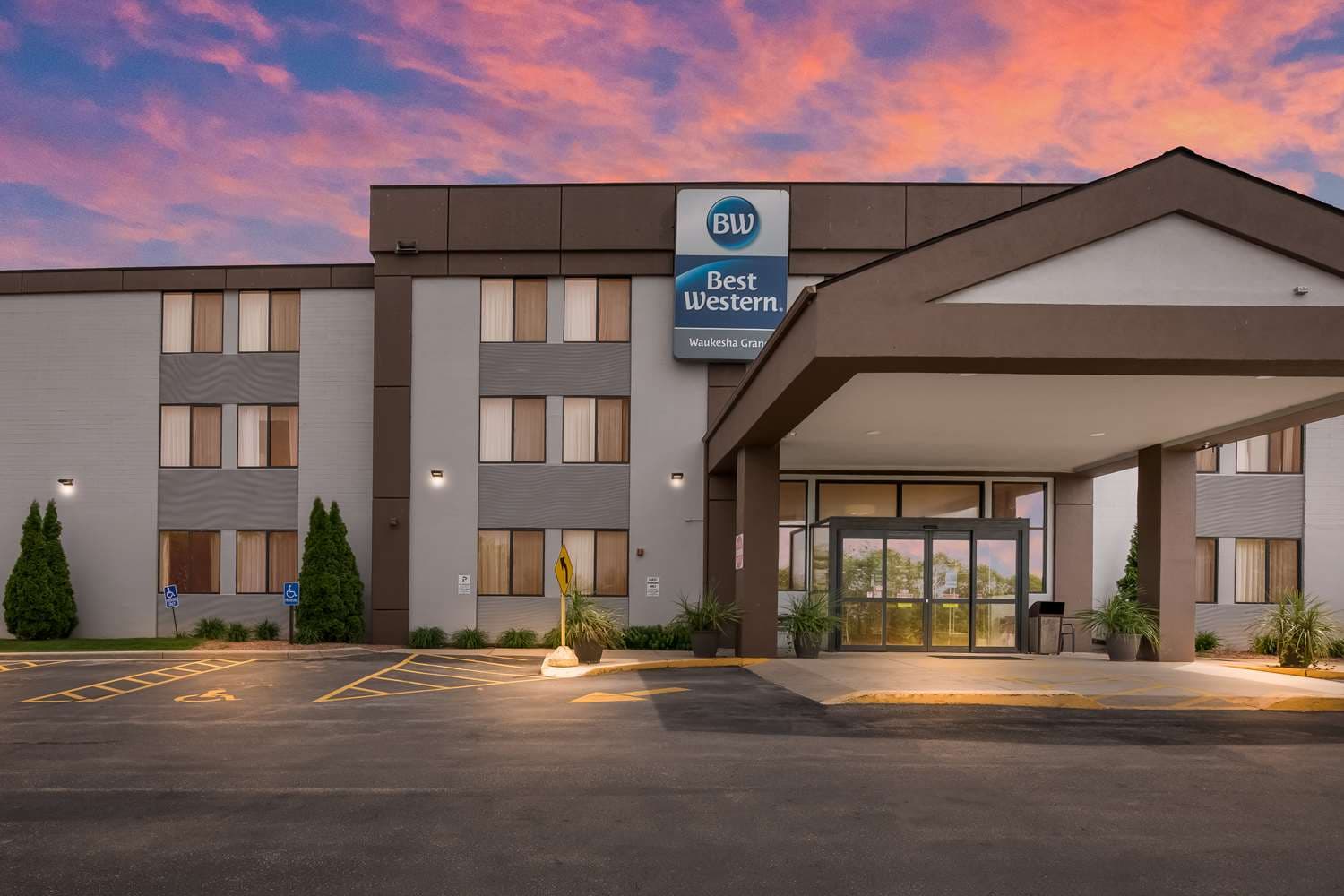 Best Western Waukesha Grand main