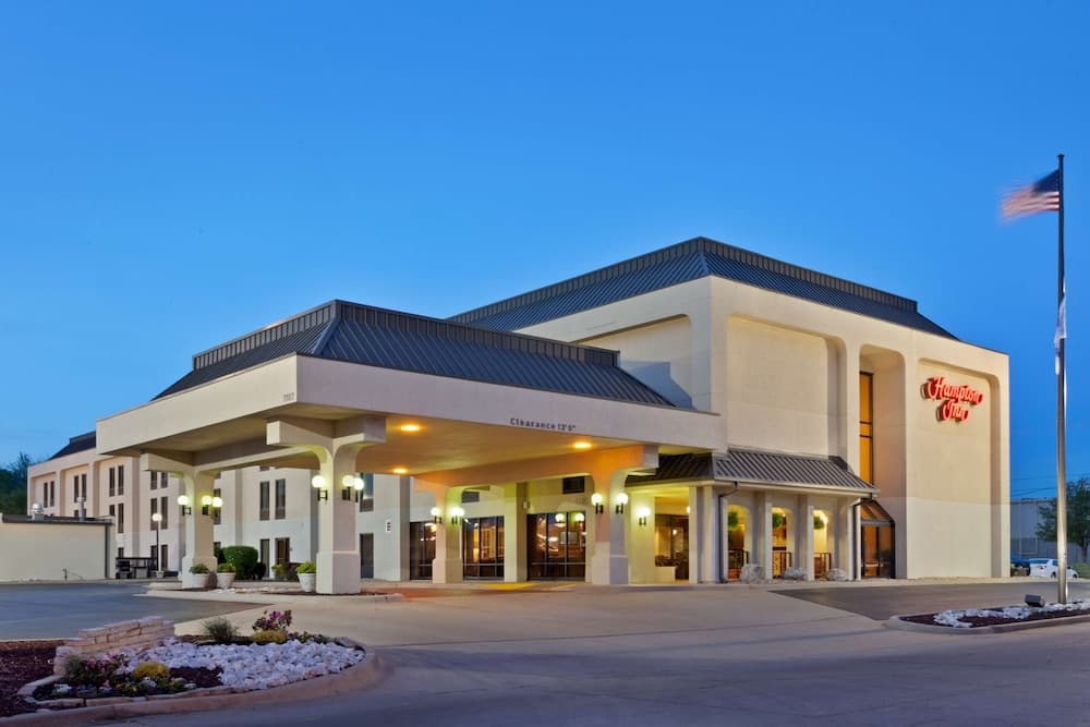Hampton Inn Joplin main