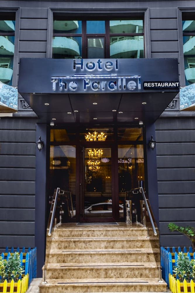Parallel Hotel main