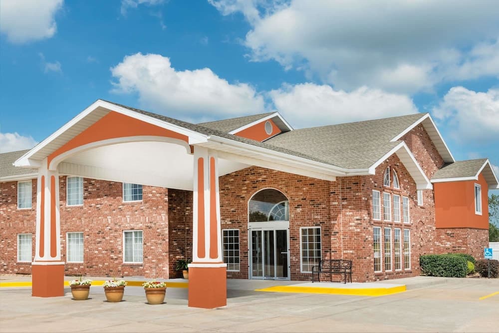 Super 8 by Wyndham Bolivar main