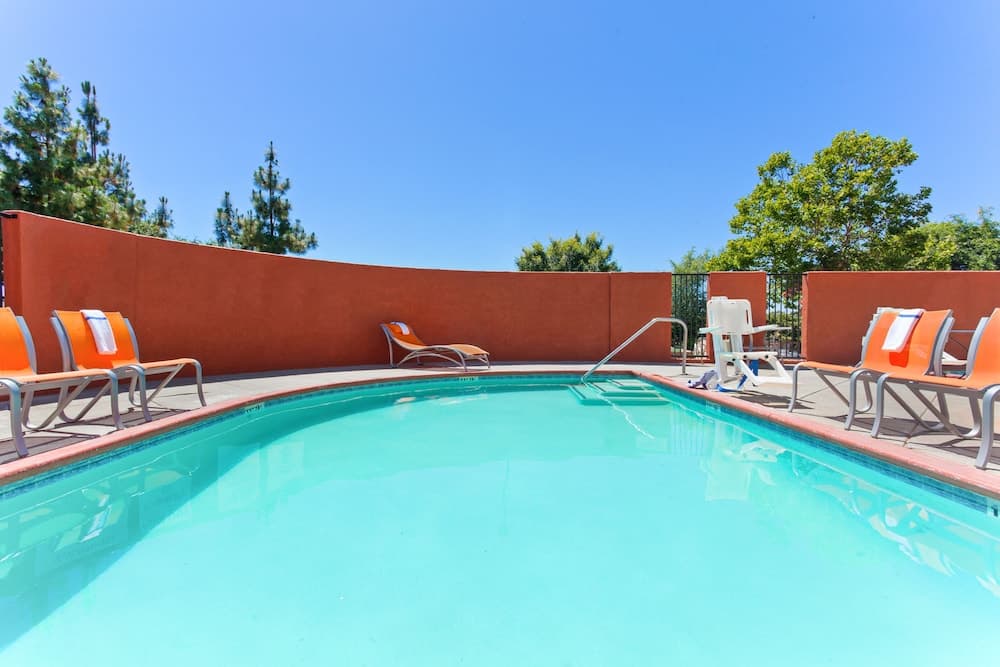 Holiday Inn Express & Suites Elk Grove West I-5 main