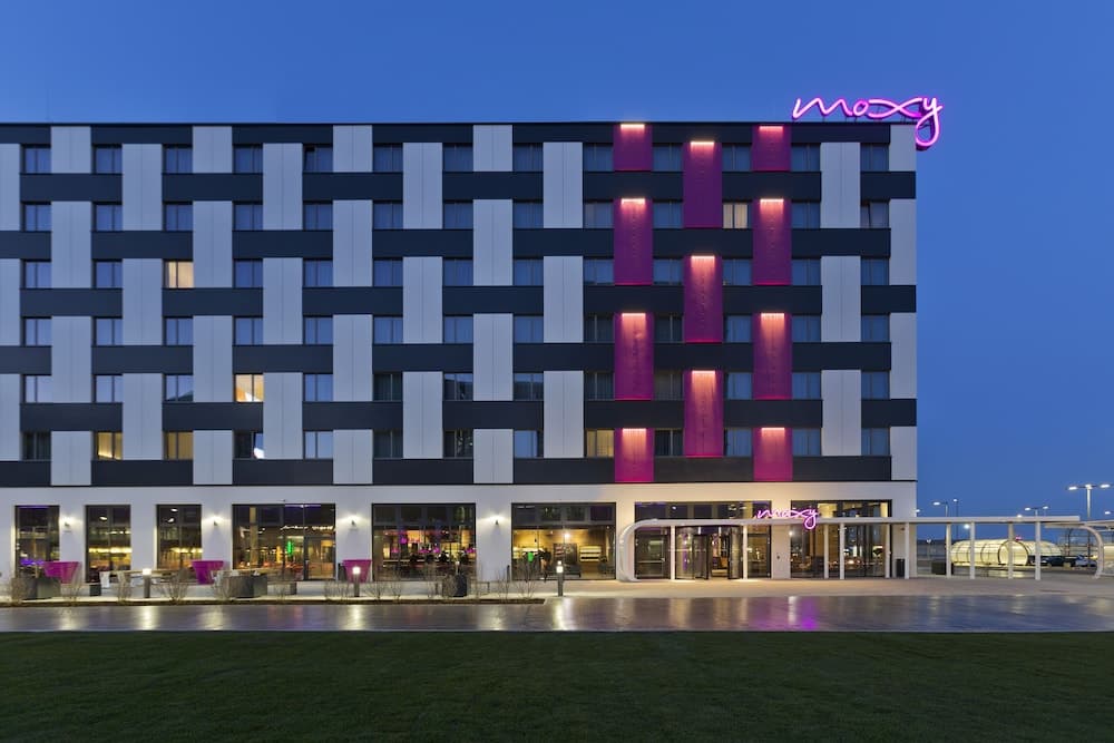 Moxy Vienna Airport main